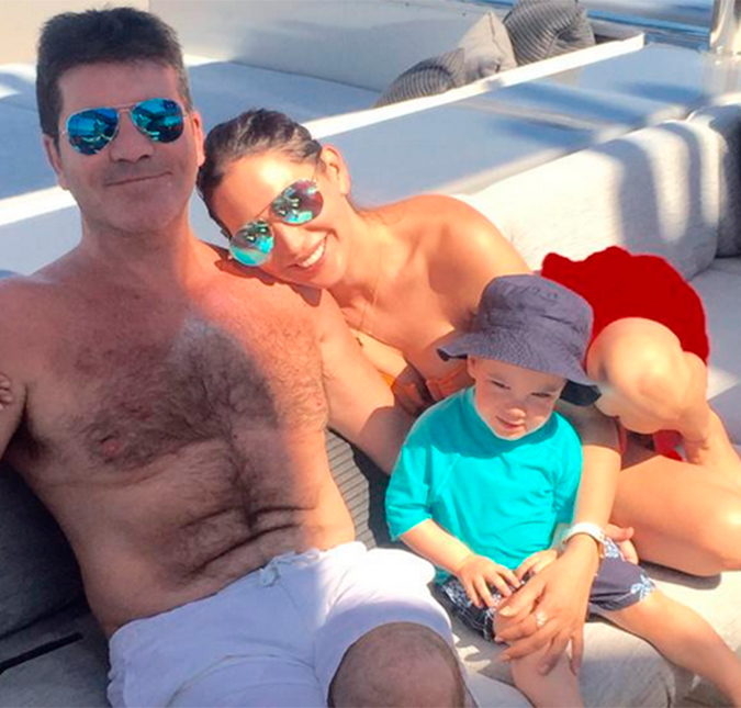 Simon Cowell aparece sem camisa ao curtir férias ao lado da família