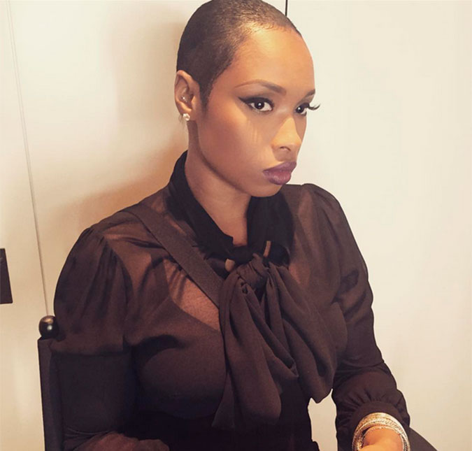 Jennifer Hudson compensa cabelo curtinho com carão