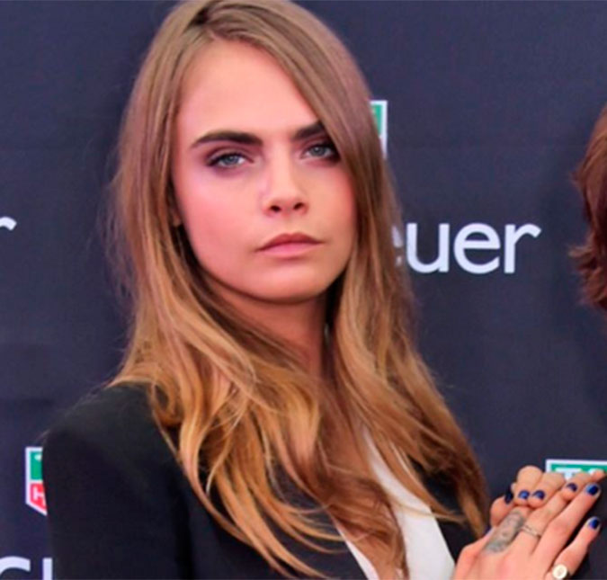 Cara Delevingne fala sobre doença de pele que a fez odiar o próprio corpo