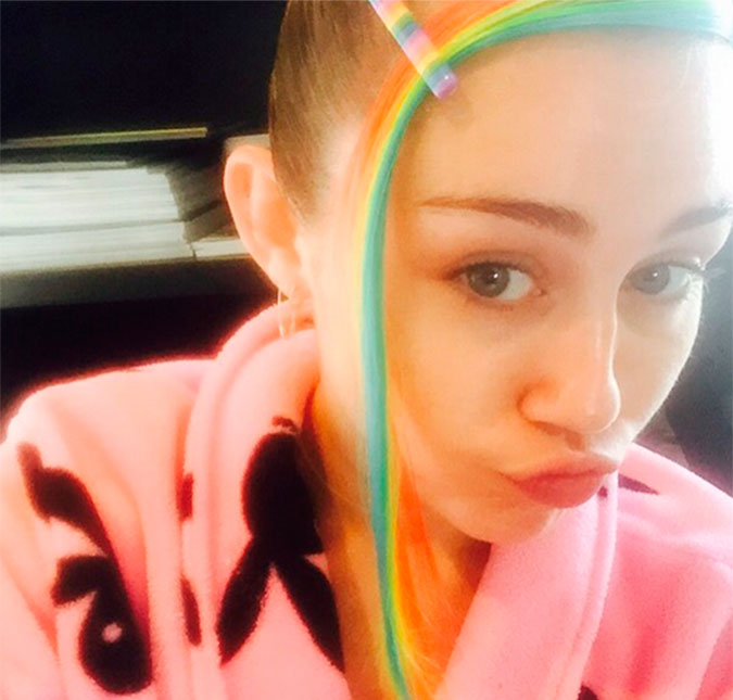 Miley Cyrus passa mal a noite toda e resolve pintar o cabelo com as cores do arco-íris, entenda!