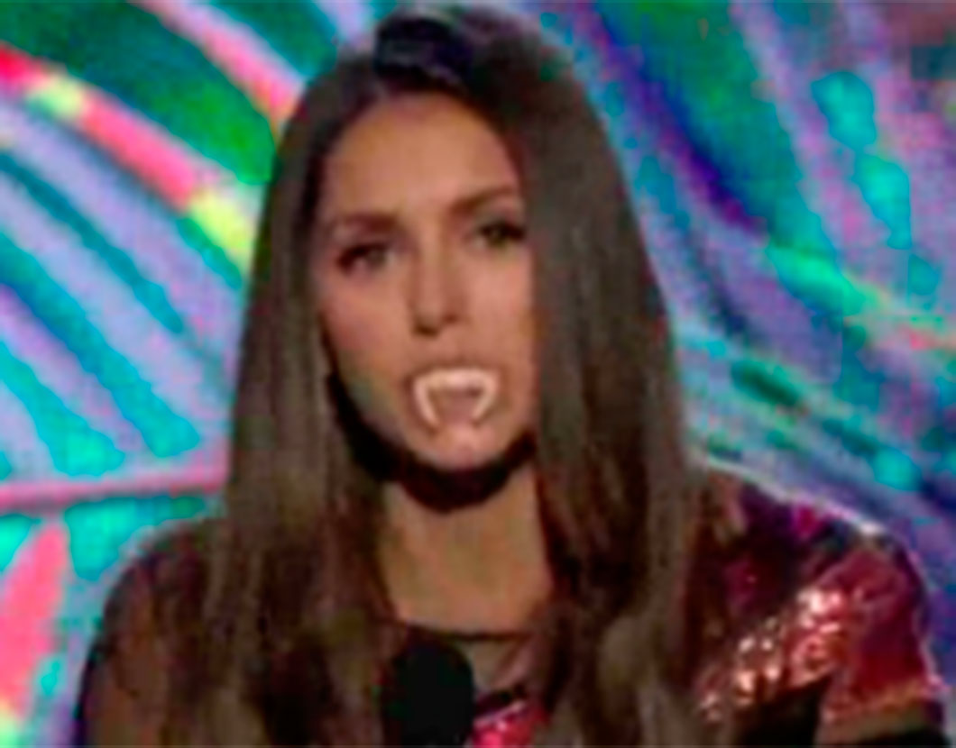 Nina Dobrev se despede de dentes de vampiro, assista ao vídeo!