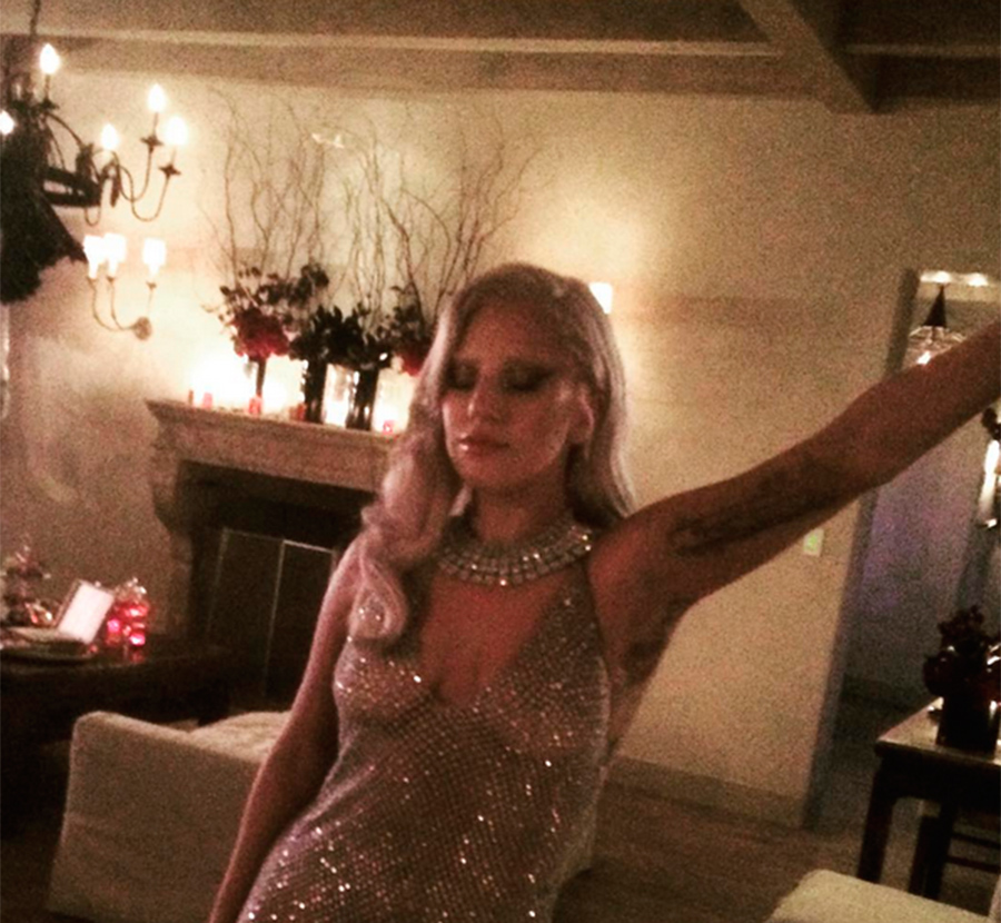 Lady Gaga não poupou nem a piscina em festa com elenco de <i>American Horror Story</i>!