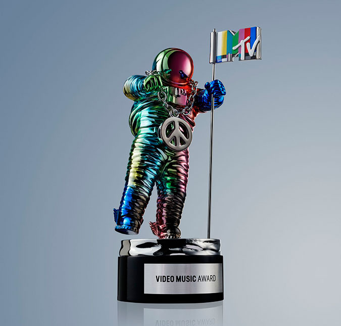 Nada de prata ou ouro! O prêmio do <i>VMA</i> 2015 está com visual mais moderno e colorido!