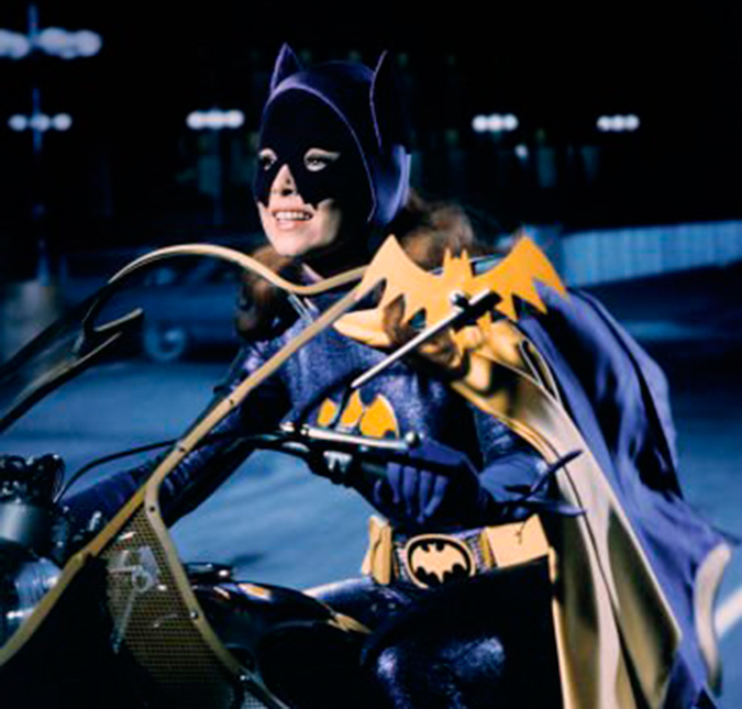 Atriz que vivia <>i>Batgirl</i> nos anos 60 morre aos 78 anos