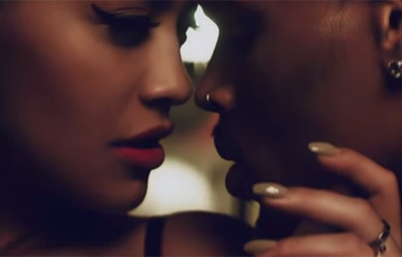 Novo clipe de Rita Ora e Chris Brown esbanja sensualidade. Confira aqui!