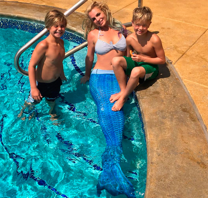 Britney Spears se transforma em sereia ao lado dos filhos... com cauda e tudo!