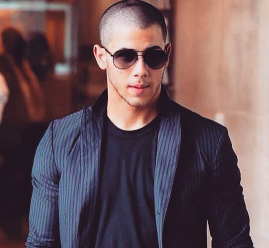 Nick Jonas dá dica de como ser feliz e mostra que não se importa com os <i>haters</i>!