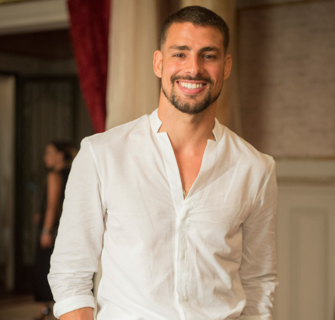 Cauã Reymond revela não ter feito uma tatuagem ainda por preguiça!
