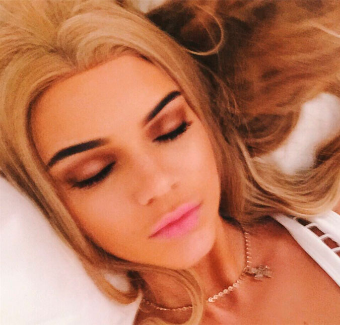 Kendall Jenner é considerada a nova <i>Barbie Girl</i> após aparecer loiríssima em <i>selfie</i>