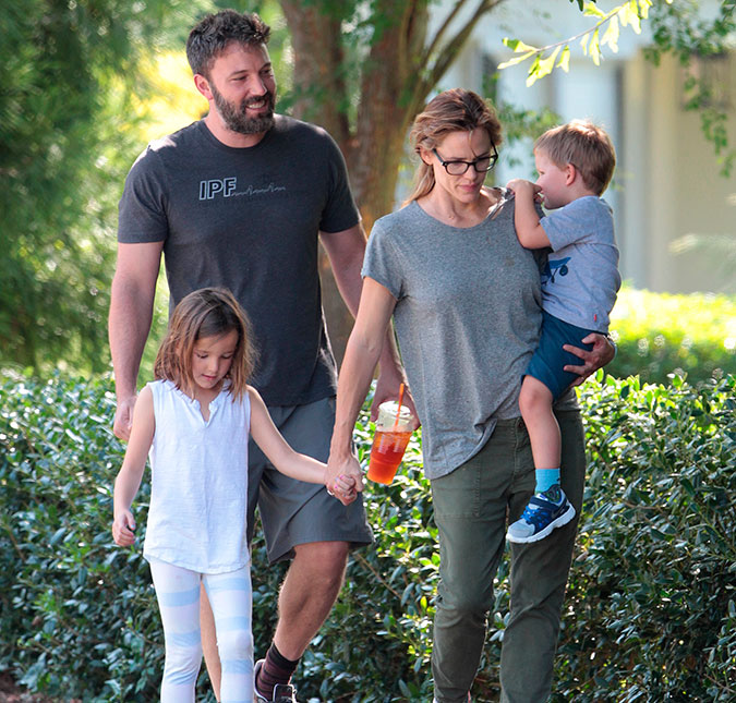 Ben Affleck e Jennifer Garner deixam polêmica de lado e aparecem sorridentes em passeio em família