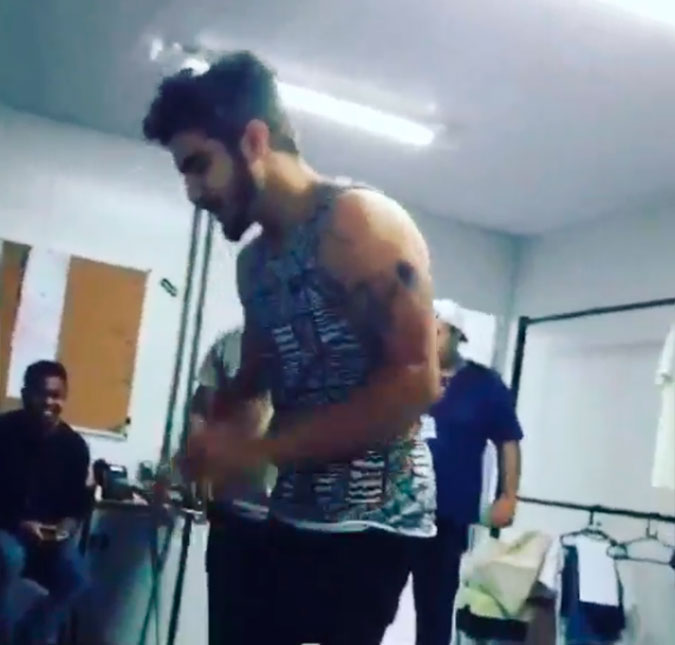 Caio Castro esbanja rebolado ao dançar axé!