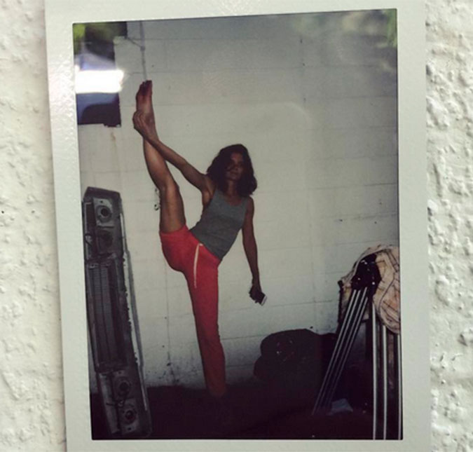 Katie Holmes prova que tem flexibilidade de sobra ao praticar ginástica