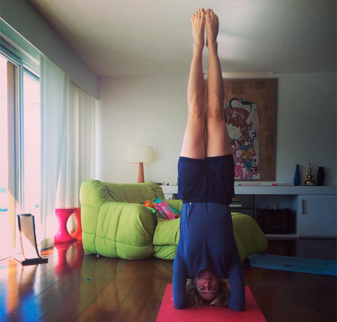 Adepta da ioga, Letícia Spiller posa de cabeça para baixo