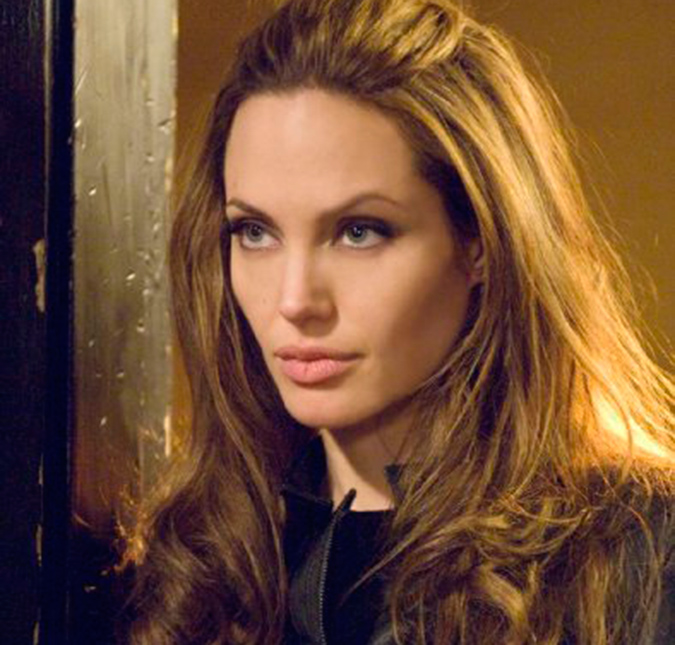 Angelina Jolie acredita que seja a hora de um de seus filhos conhecer suas raízes