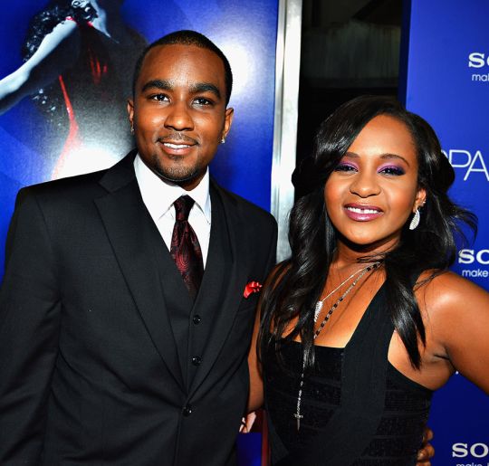 Namorado de Bobbi Kristina finalmente consegue visitar seu túmulo