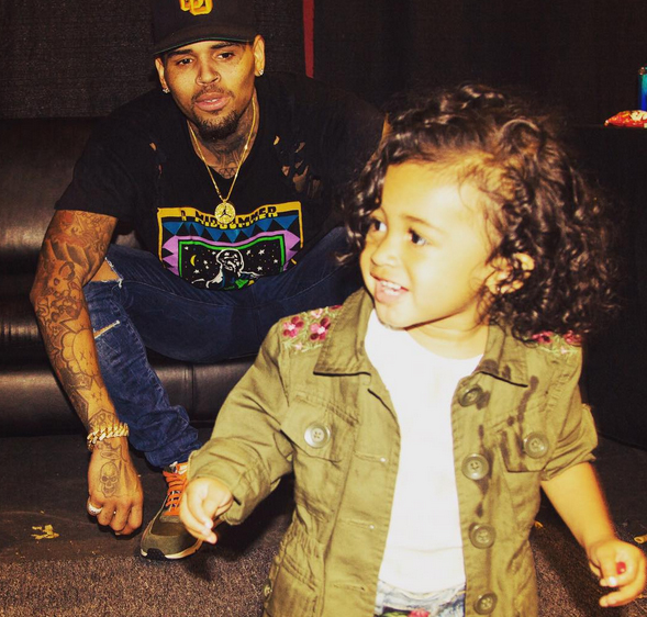 Chris Brown aparece corujando a filha