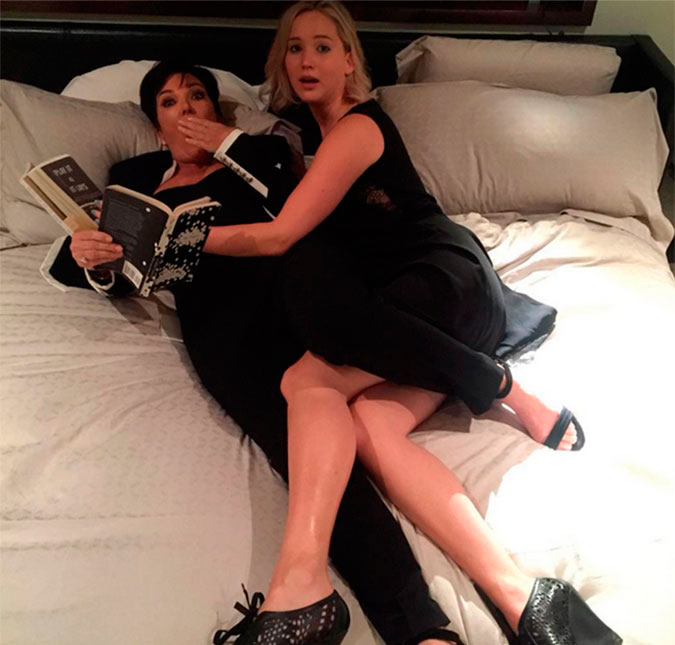 Quer saber como Kris Jenner e Jennifer Lawrence foram parar na cama juntas? Descubra aqui!