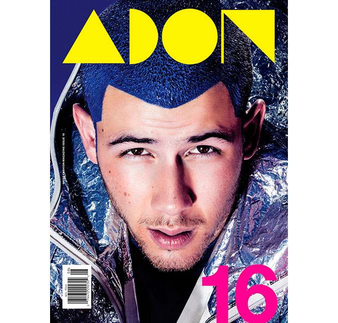Nick Jonas aparece de cabelo azul em revista e lança <i>teaser</i> de novo clipe!