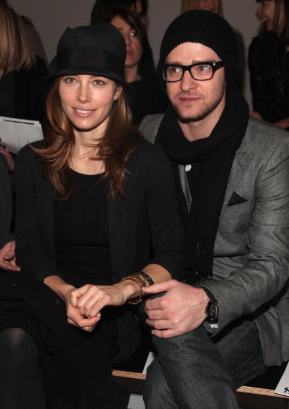 Jessica Biel observa o marido Justin Timberlake arrasar no palco