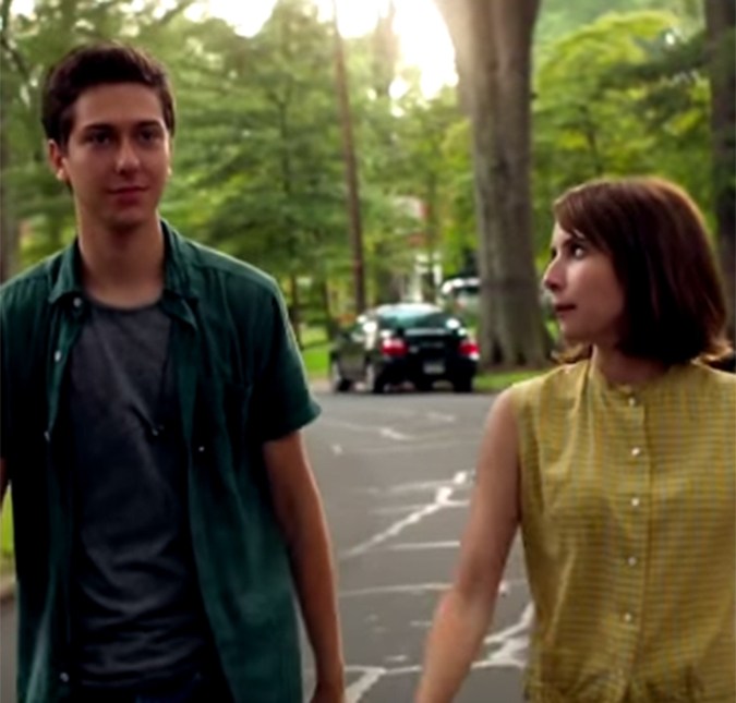 Nat Wolff leva um soco, mas ganha beijo de Emma Roberts em <i>trailer</i> de seu novo filme!