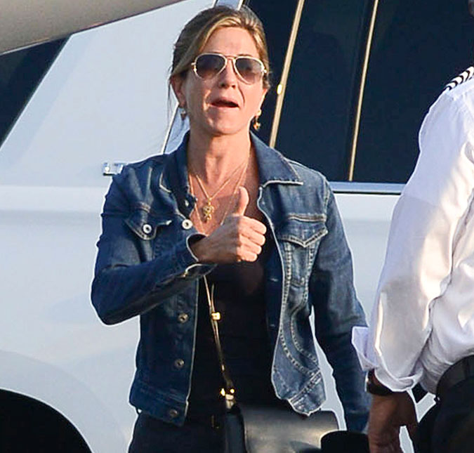 Depois do casamento, Jennifer Aniston não consegue mais tirar o sorriso do rosto