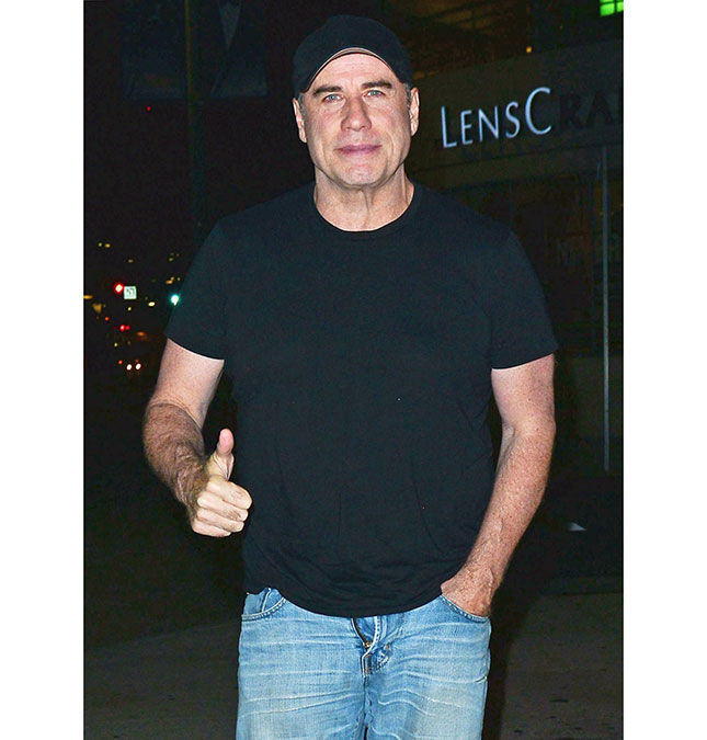 John Travolta é traído pelo zíper da sua calça, veja!