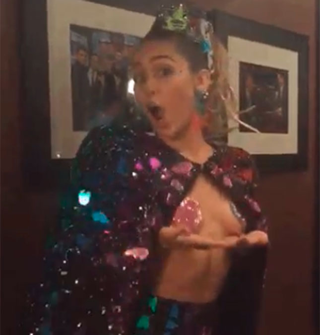 Miley Cyrus dá uma pista de como será o seu visual para o <i>VMA</i> no programa de Jimmy Kimmel