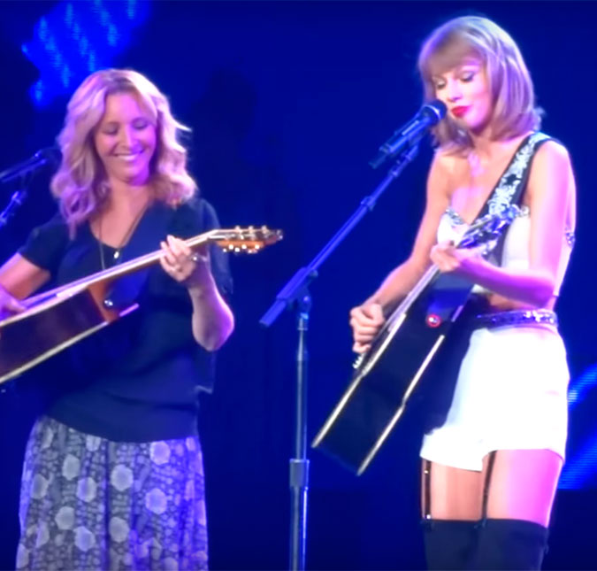 Taylor Swift e Phoebe Buffay, de <i>Friends</i>, arrasam cantando <i>Smelly Cat</i>. Assista!