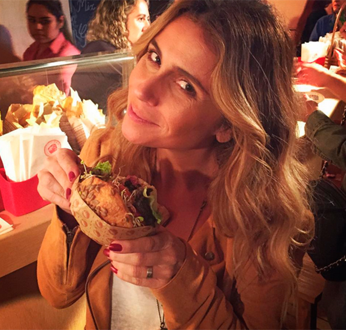 Prestes a estrear <i>A Regra do Jogo</i>, Giovanna Antonelli posa comendo hambúrguer vegano