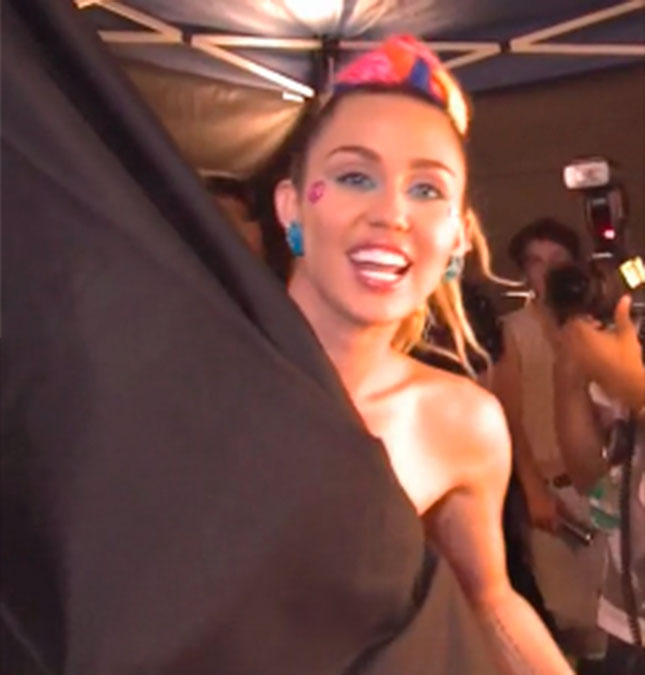 Miley Cyrus se descuida nos bastidores do <i>VMA</i>, mas não perde o brilho em novo clipe, assista!
