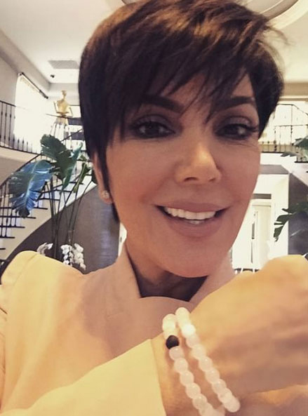 Após cancelar participação em <i>reality</i>, Kris Jenner curte a noite