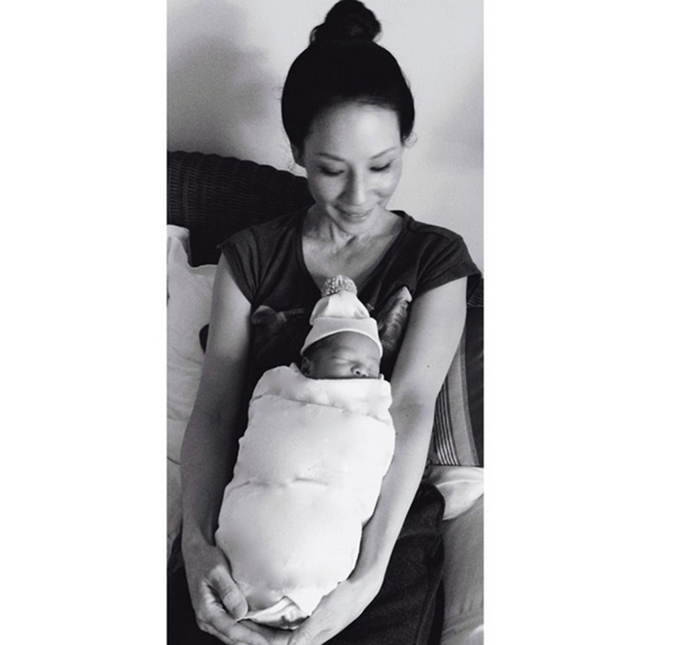 Lucy Liu não resiste ao filho recém-nascido nas redes sociais!