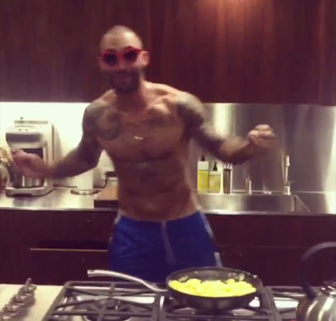 Adam Levine prova que não manda muito bem na cozinha!