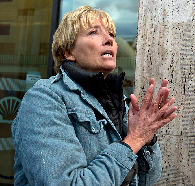 Emma Thompson se junta a ativistas e estaciona urso polar gigante em sede de petrolífera