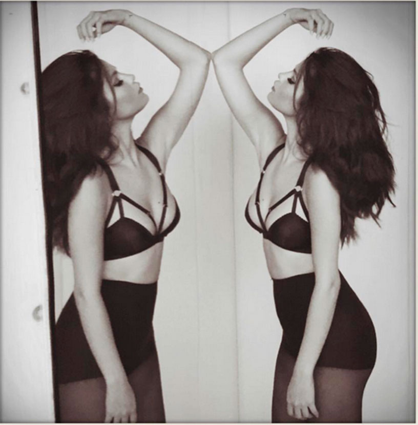 Selena Gomez duplica sensualidade ao posar em frente ao espelho de sutiã e <i>hot pants</i>