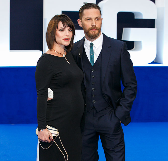 Esposa de Tom Hardy surpreende ao aparecer com barrigão de gravidez em <i>première</i>