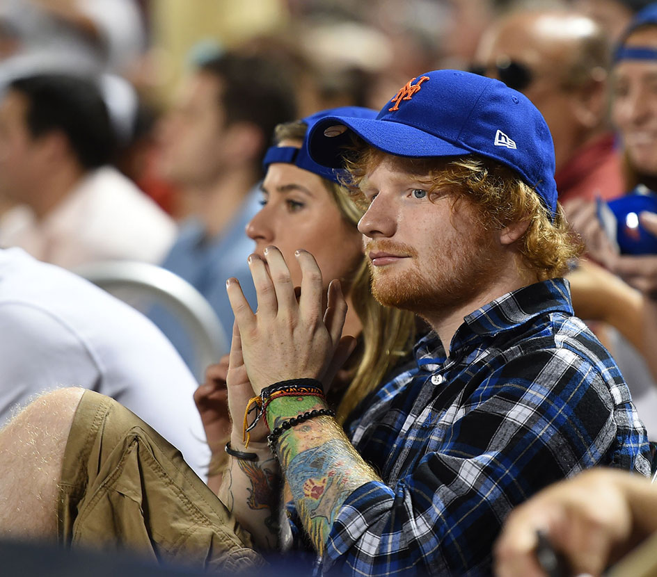 Namoro ou amizade? Ed Sheeran é flagrado com amiga da escola