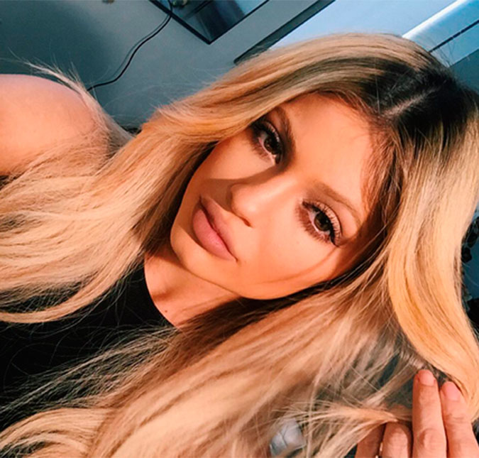 Kylie Jenner desabafa sobre <i>bullying</i>: <i> Eu sofro colapsos nervosos, eu me escondo, eu choro</i>