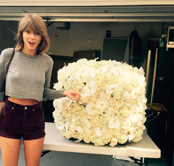 Taylor Swift ganha flores de seu melhor amigo: Kanye West!