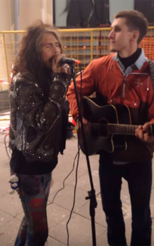 Vocalista do <i>Aerosmith</i>, Steven Tyler canta com artista de rua, veja o vídeo!