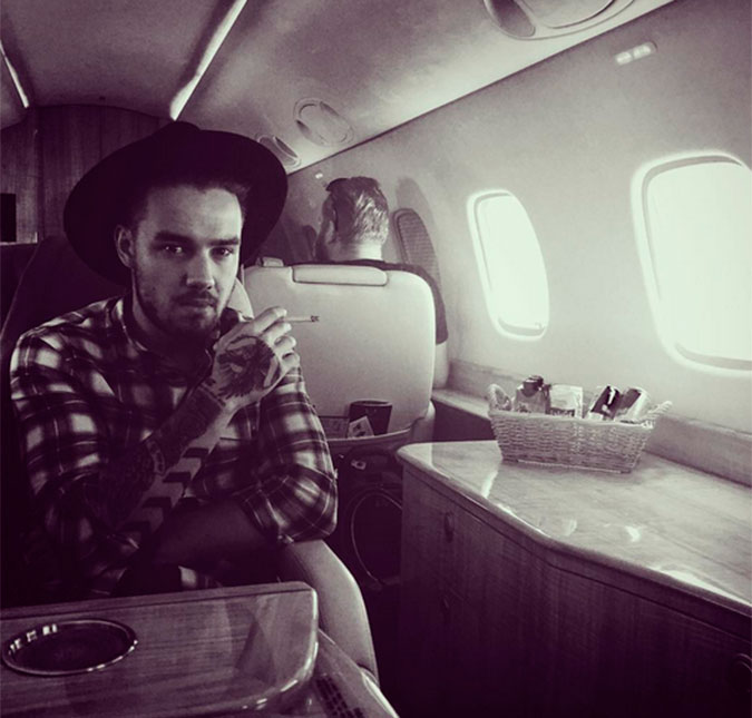 Liam Payne decepciona fãs ao postar foto fumando