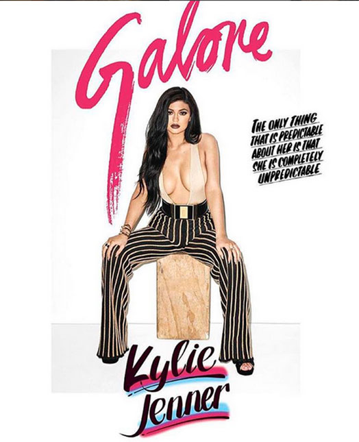 Kylie Jenner posa com um mega decote e fala sobre vida adulta