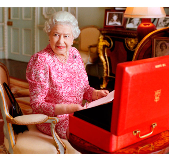 Novo retrato oficial da Rainha Elizabeth II é divulgado, veja!