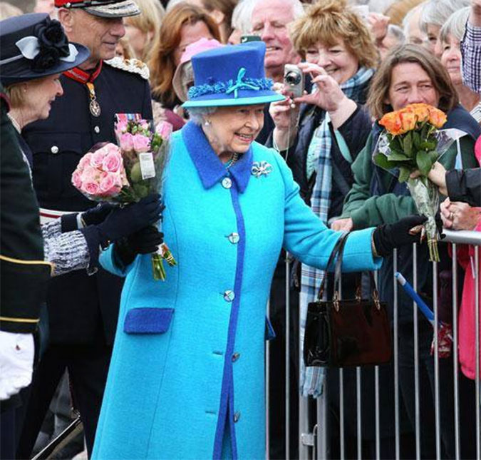 Rainha Elizabeth II rejeita elogios em dia de marco histórico, mas presta homenagem à rainha Vitória