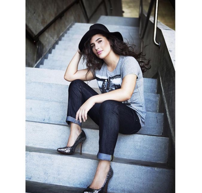 A atriz também não tem medo de inovar nas peças, como neste clique, em que ela aparece de calça jeans, salto, camiseta e um chapéu para fechar o look. A atriz também não tem medo de inovar nas peças, como neste clique, em que ela aparece de calça jeans, salto, camiseta e um chapéu para fechar o look.