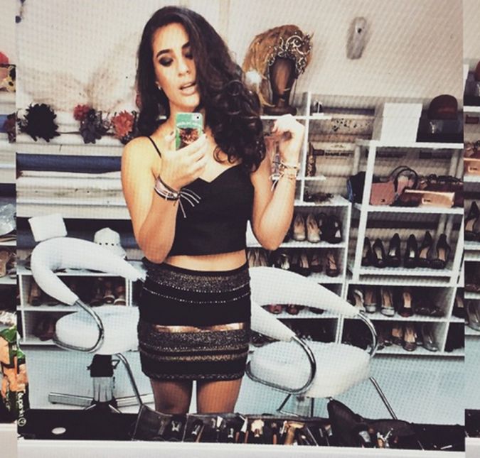 Já neste outro momento, a bela apareceu com uma saia curtinha brilhante e um cropped preto, deixando a barriguinha à mostra. Pronta pra night, não é mesmo? Amamos! Já neste outro momento, a bela apareceu com uma saia curtinha brilhante e um cropped preto, deixando a barriguinha à mostra. Pronta pra night, não é mesmo? Amamos!