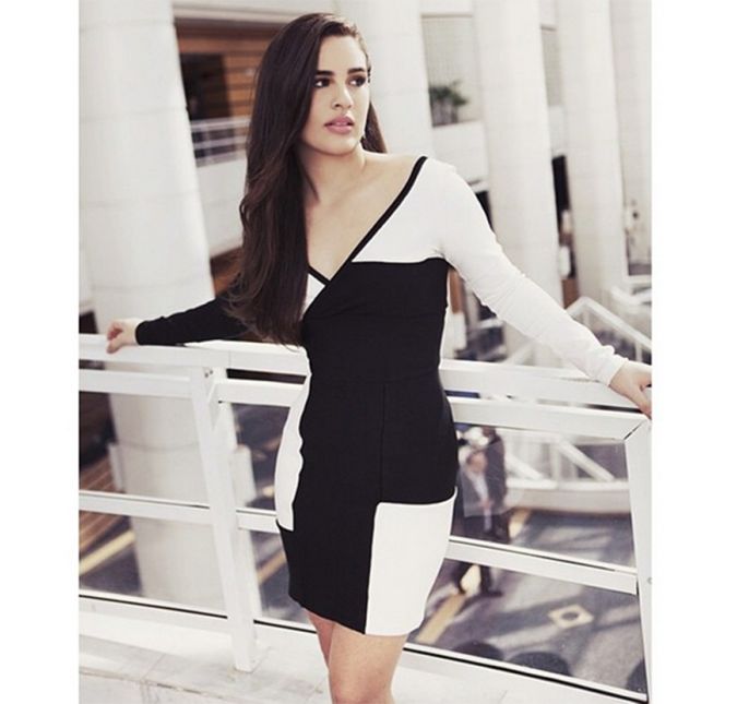 E, claro, não pode faltar o look para aquela baladinha. No clique acima, Lívian apareceu caprichando no vestido preto e branco, com uma estampa moderna. Uau! E, claro, não pode faltar o look para aquela baladinha. No clique acima, Lívian apareceu caprichando no vestido preto e branco, com uma estampa moderna. Uau!