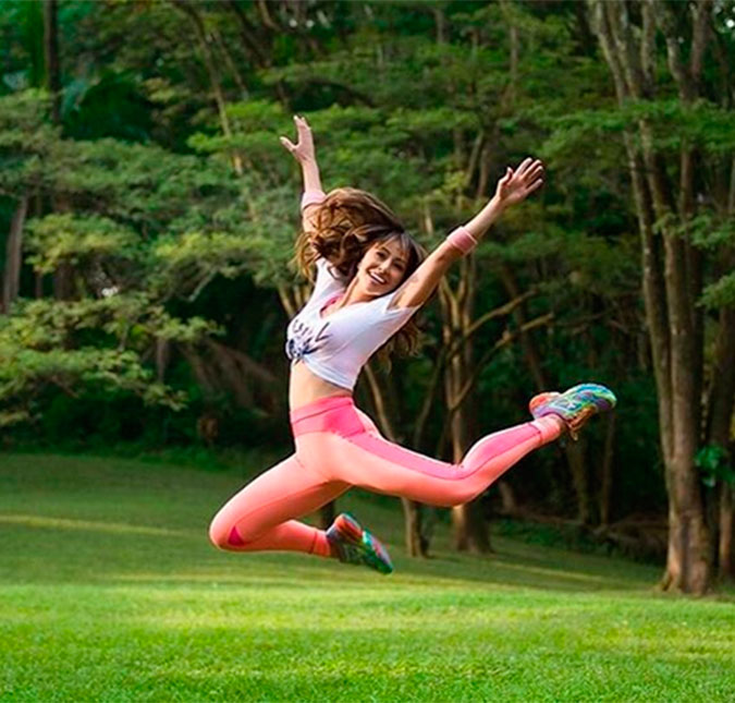 Sabrina Sato acordou de bom humor e pronta para treinar