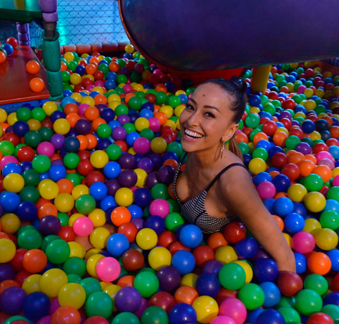 Sabrina Sato se joga na piscina de bolinhas e volta a ser criança!