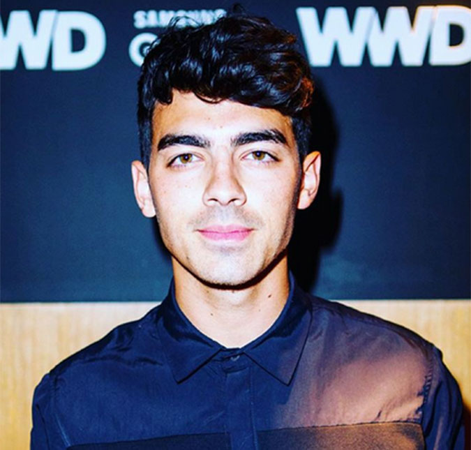 Parece que Joe Jonas já se esqueceu do <i>Jonas Brothers</i>!